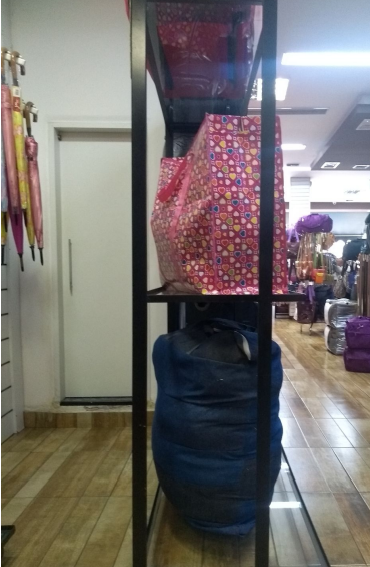 A) 12 (doze) vitrines expositoras para diversas finalidades, medindo cada uma 1,80m de altura, 1,20m de largura, contando com 03 (três) prateleiras, a mais baixa com 0,60m de profundidade, a do meio com 0,50m de profundidade e a de cima com 0,40m de profundidade, cor preta, estrutura em ferro, prate